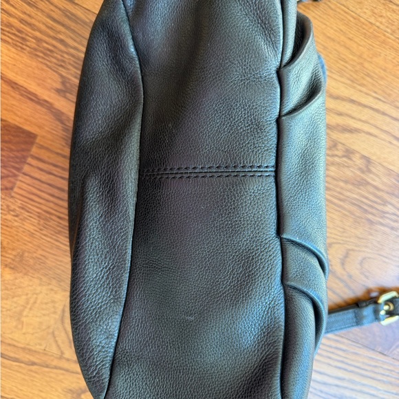 Marc by Marc Jacobs Natasha  Black Leather Shoulder Bag with Gold Plaque - Picture 6 of 9